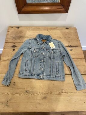 Levi's Light Wash Denim Trucker Jacket NWT medium
